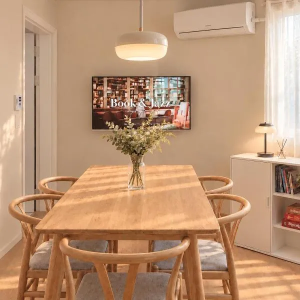 Spacious 2BR Apartment near Subway Free Parking Seoul โรงแรมในโซล