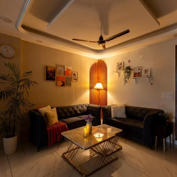 Sundown Slumber 2BHK with Terrace and Mountain Views, hotel din Dehradun