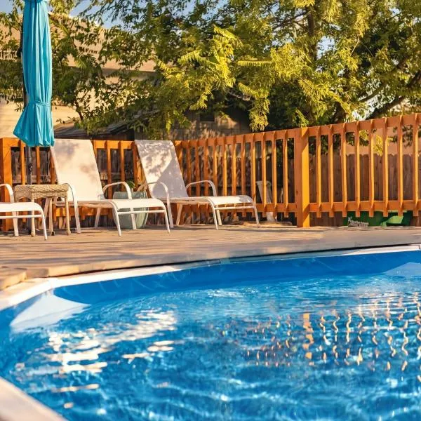 5BR Pool Retreat near SeaWorld & Lackland, Hotel in San Antonio