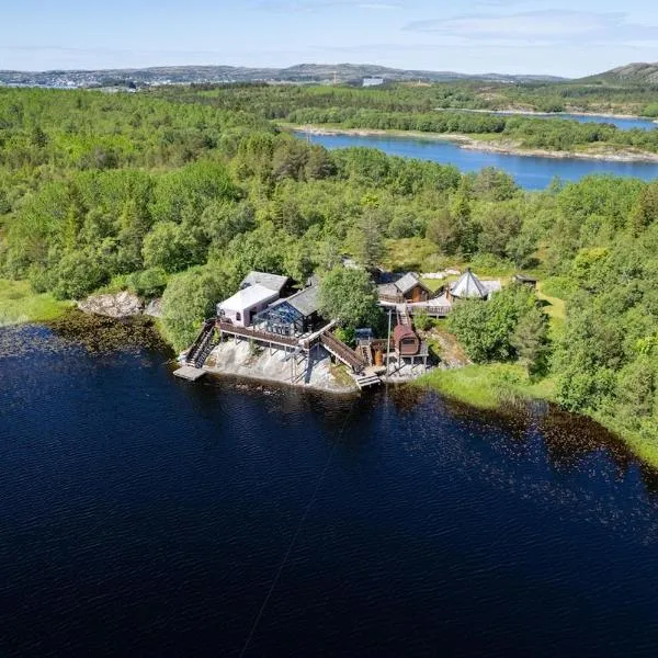 Kveldsro by the Lake Jacuzzi and Sauna، فندق في Ottersøy