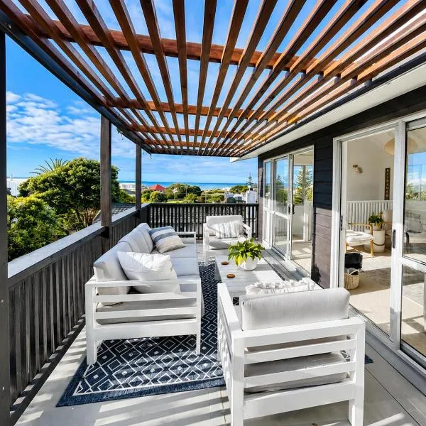 Modern Beach House With Sea Views and Spa, hotel a Waikanae