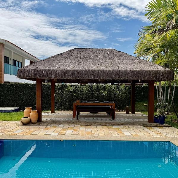 Piscina e churrasqueira em condomínio beira-mar