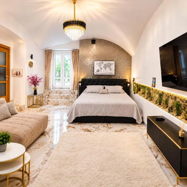 K Spot Apartment Private Spa Tub & Sauna Old Town, khách sạn ở Vilnius
