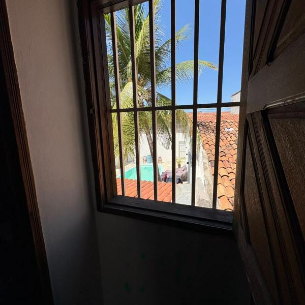 quarto simples com cama de casal, ventilador , tv , incluso café da manha