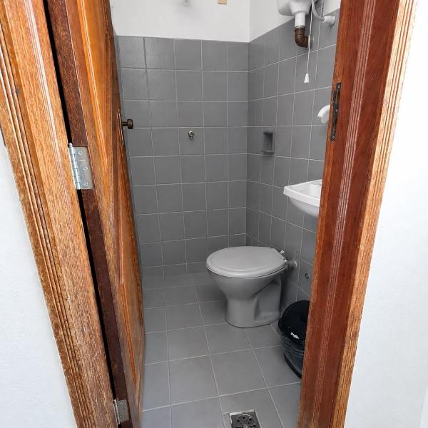 quarto simples com cama de casal, ventilador , tv , incluso café da manha - Foto 2
