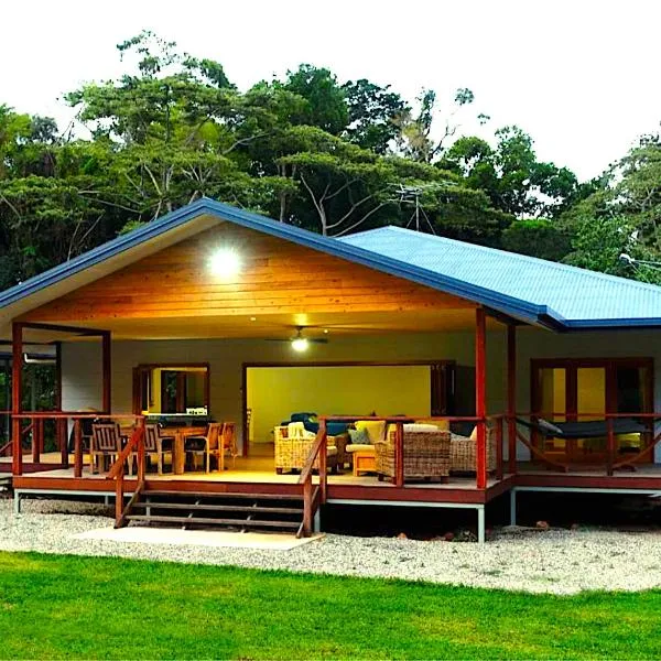Coconut Beach House & Cottages, hotel i Cape Tribulation