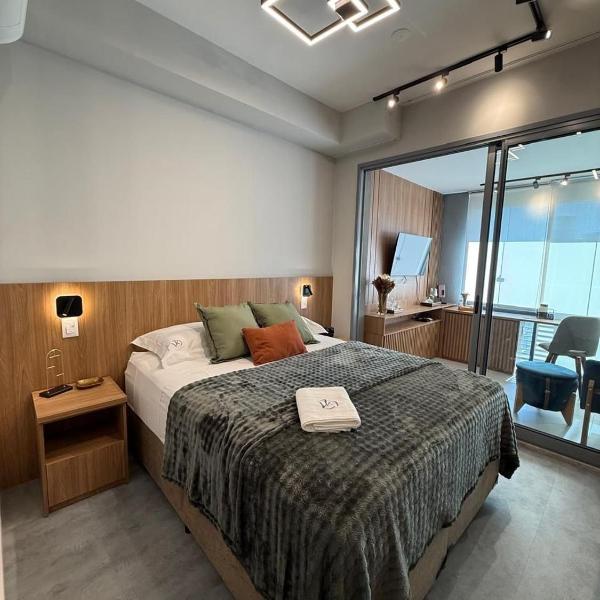 Ar condicionado, piscina e roupas de cama