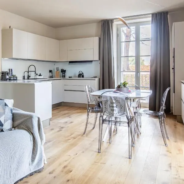 L'Essenziale Fronte Mura, Luxury stay in Lucca city center with private parking، فندق في لوكّا