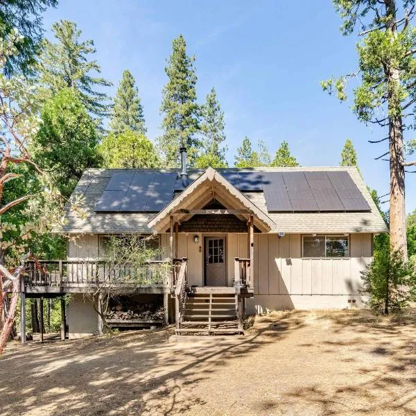 Blue Lake Chalet- 3 Bedroom + Loft/Pool Table in Arnold/Bear Valley (Pet-Friendly), hôtel à Arnold