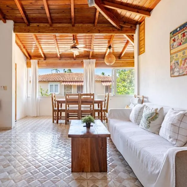 La Cortesana Cozy Apt Steps to the Beach، فندق في لاس تاريناس