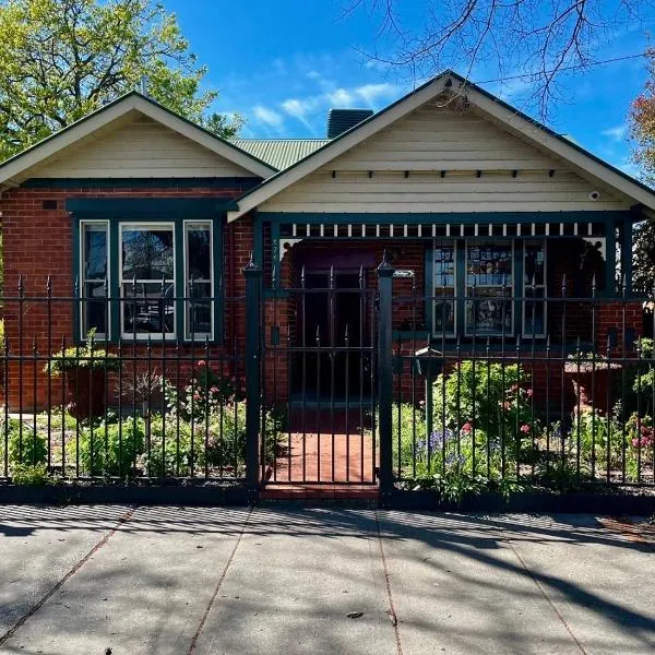 Executive Cottage, Luxe 1930s Stay in the Heart, hotel ad Albury