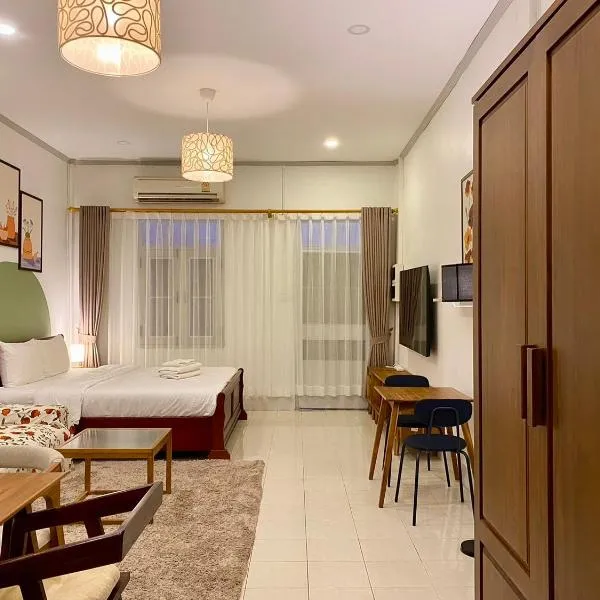 Sathiti Cafe & Bed, 100 mt from Sihom Night Market, hotel di Vientiane