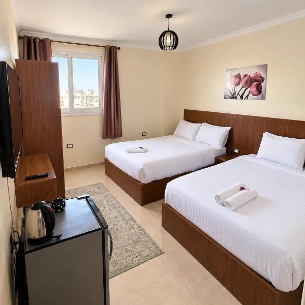 Pyramids hotel & free pick up, hotel v Kairu