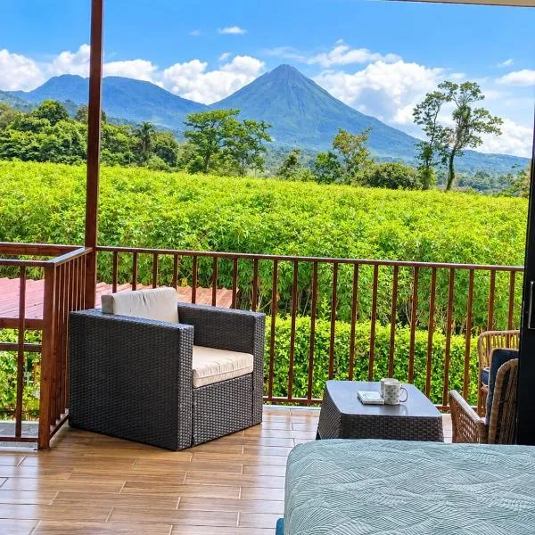 Arenal Nephelium Country Home, Refugio rural con piscina, jacuzzi y balcón con hermosas vistas al Volcán Arenal, en una finca privada, hotel din Fortuna