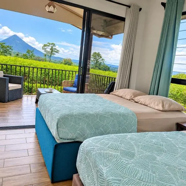 Arenal Nephelium Country Home, Refugio rural con piscina, jacuzzi y balcón con hermosas vistas al Volcán Arenal, en una finca privada, hotel di Fortuna
