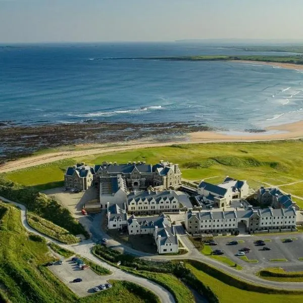 Trump International Golf Links & Hotel Doonbeg Ireland: Doonbeg şehrinde bir otel