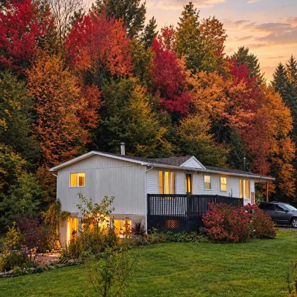 Comfy creekside chalet HiSpeedNet w Workspace, hotel v mestu Mansonville