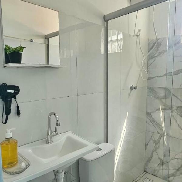 Studio com ar-condicionado, Wi-Fi, água quente e TV - Foto 3