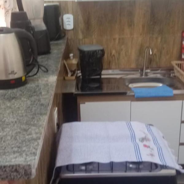 Casa com ótima localização, composta por 2 quartos, com ar-condicionado nos dois quartos, além de garagem para carro hatch de pequeno porte - Foto 3