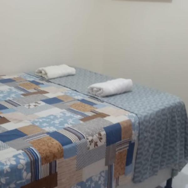 Casa com ótima localização, composta por 2 quartos, com ar-condicionado nos dois quartos, além de garagem para carro hatch de pequeno porte - Foto 2