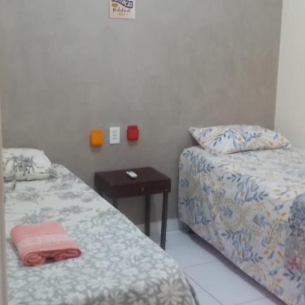 Casa com ótima localização, composta por 2 quartos, com ar-condicionado nos dois quartos, além de garagem para carro hatch de pequeno porte