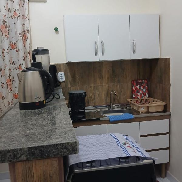 Casa com ótima localização, composta por 2 quartos, com ar-condicionado nos dois quartos, além de garagem para carro hatch de pequeno porte - Foto 4