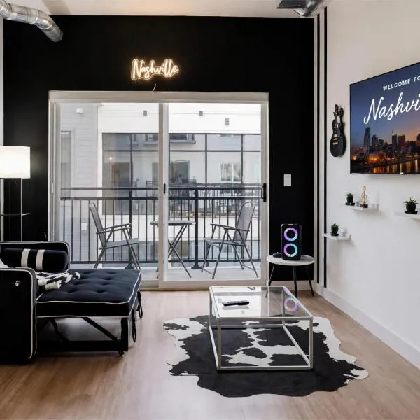 Walk to Broadway! Pool & Balcony with FREE Parking!, hotel in Nashville