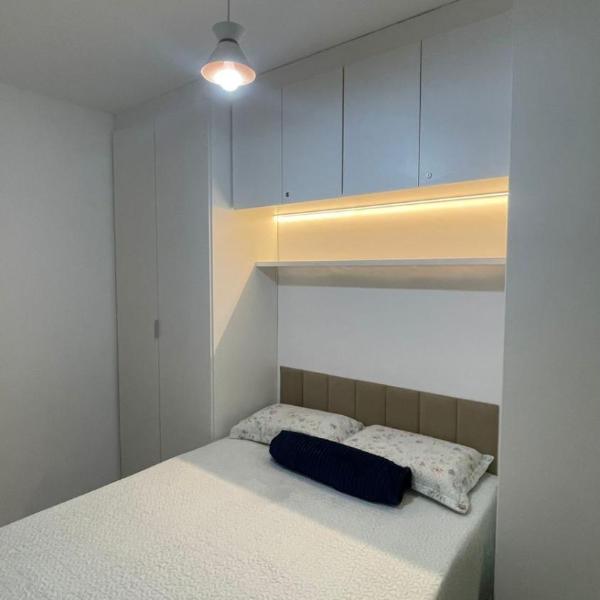 Apartamento espaçoso, bem localizado e confortável - Foto 2