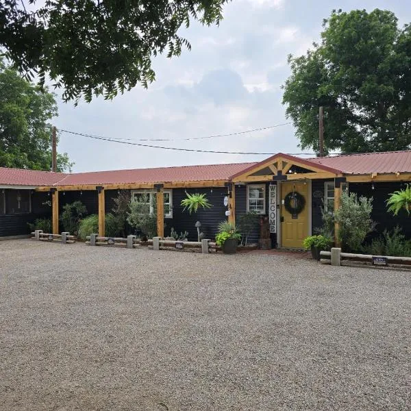 Roots Retreat, готель у місті Seymour