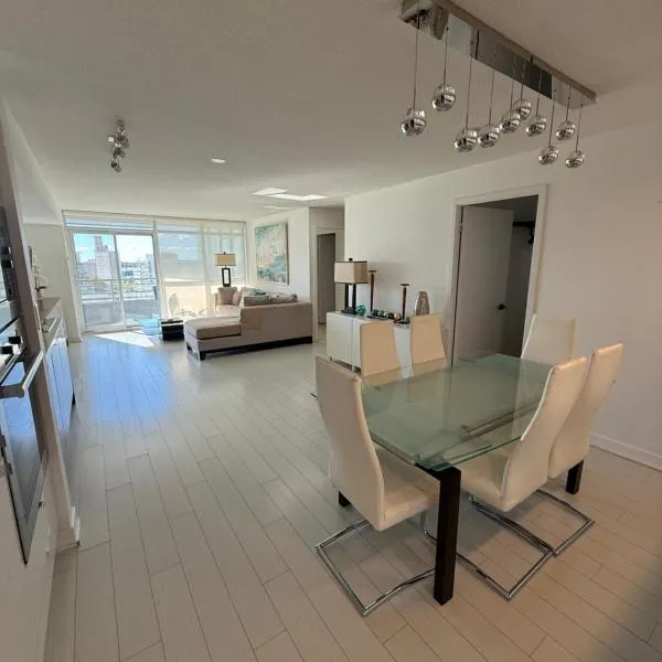 Spectacular Large 3 Bedroom 3 Bath Condo Downtown Toronto Lakeview, hotel em Toronto