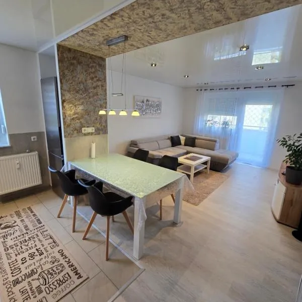 Zentrumsnahe 2-Zimmer FeWO mit Balkon, Tiefgarage, Nahe ÖPNV für 4 Personen, hotel i Fürth