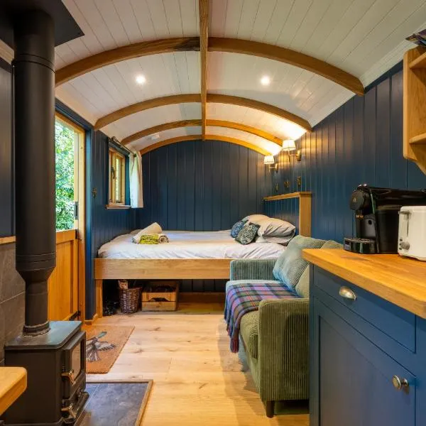 Boutique Shepherd Hut w Private Garden & Outdoor Bath, отель в Стерлинге