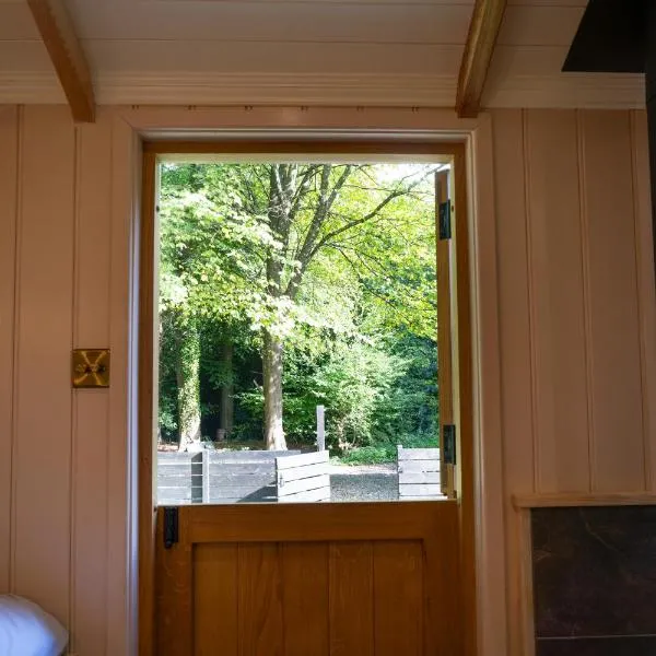 Luxury Shepherd Hut w Outdoor Bath at Powis Estate, отель в Стерлинге