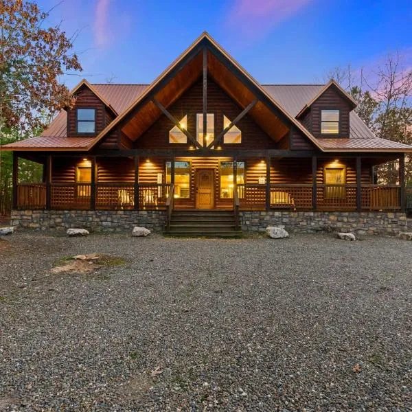 Wide Glide Lodge - In-home Movie Room, Hot Tub and Large 1-acre property with Playset, hotell i Broken Bow