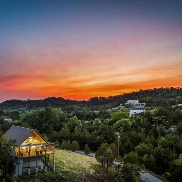 TN Whiskey Cabin- Lake and Mtn Views- Covered Deck- Game Room- Pool Table- BBQ- Pets & Hot Tub、セバービルのホテル