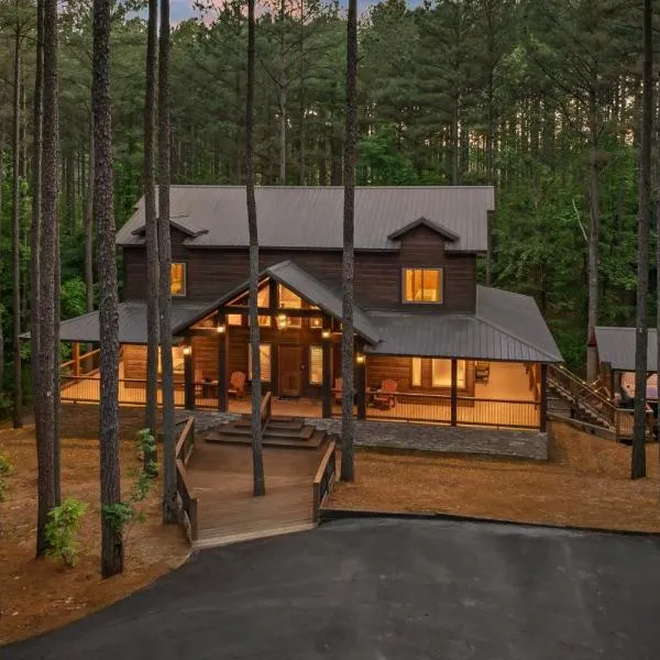 Low Rider Lodge - Backs to Pine Forest and ATV Trail Access from Driveway, hotell i Broken Bow