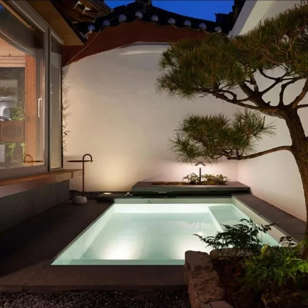 Korea Premium Hanok with Private Jacuzzi in Bukchon Village near Gyeongbokgung, Gwanghwamun, Jongno, Seoul، فندق في سول