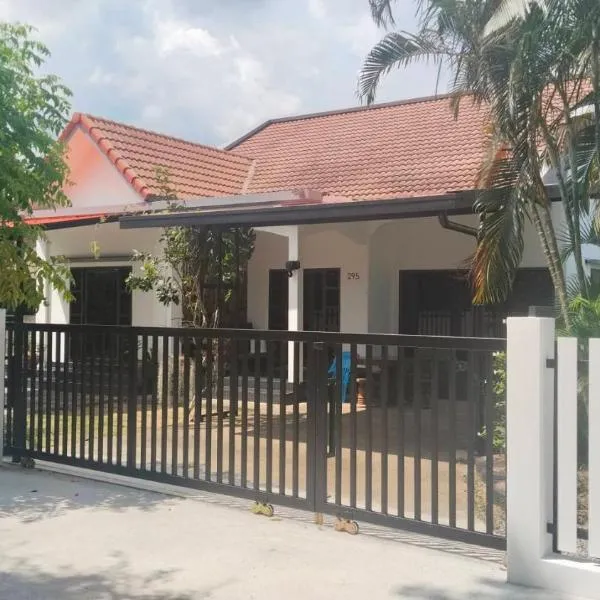 Spacious 2-bedroom villa near beach, Hotel in Ban Krut