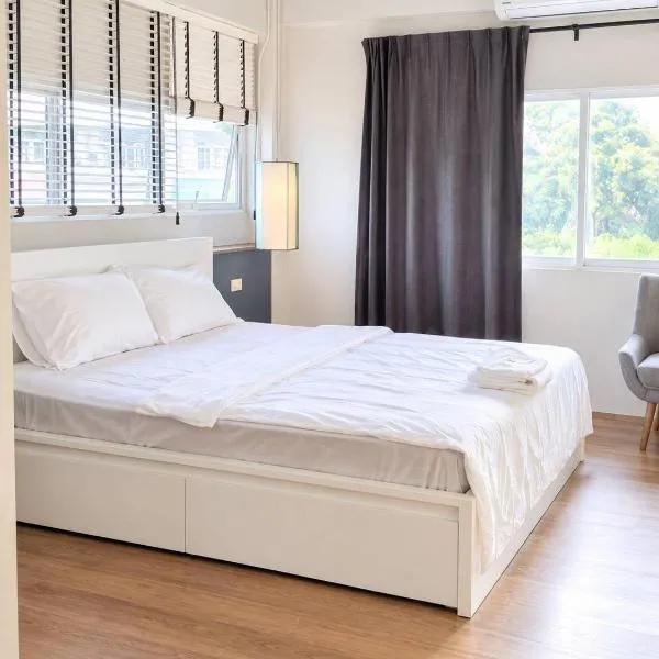 Human Touch Rooms - Soulful Bangkok Hideout, Hotel in Lat Krabang