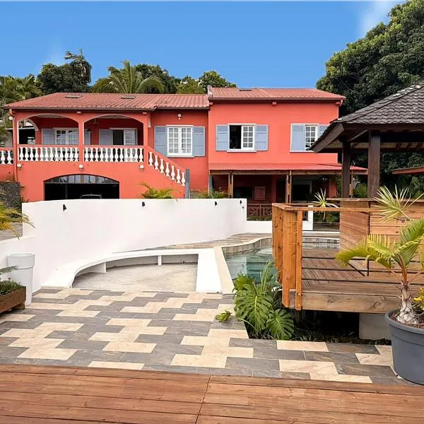 Domaine Terranadee - Grande Villa et Bungalows dans un Jardin créole avec Piscine et Vue Panoramique – hotel w mieście Fiagues
