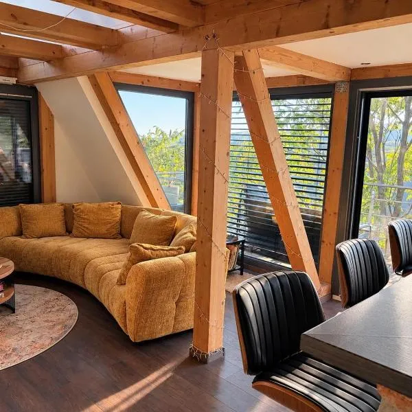 Modern cottage, views and a jacuzzi, hotel din Pécs