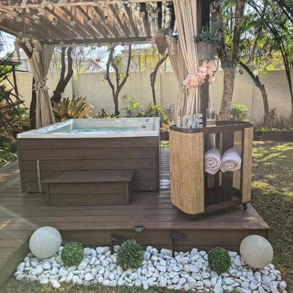 Elegant Bryanston Home-Hot Tub and Garden Retreat, hotel v destinaci Johannesburg