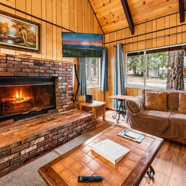 Bear Crossing - Walk to Snow Summit! Visit this charming mountain home compete with foosball table, готель у місті Біг-Бер-Лейк