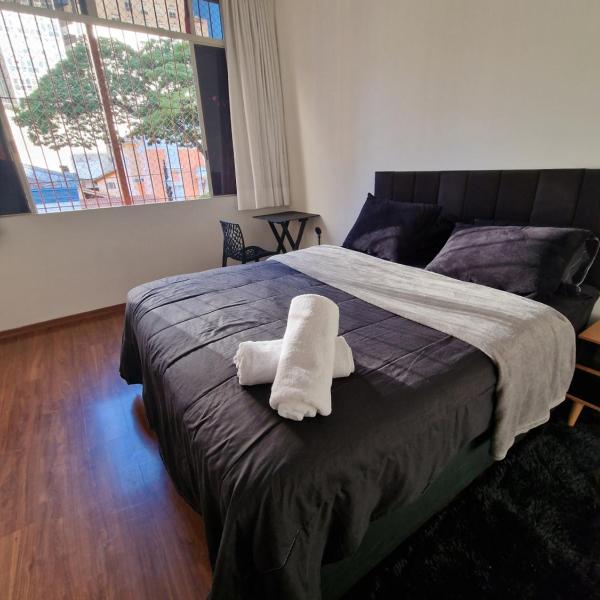 Quarto amplo em apartamento naturista
