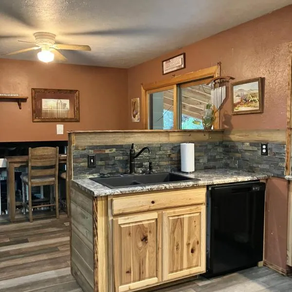 Spacious home away from home!, hotel di Pueblo