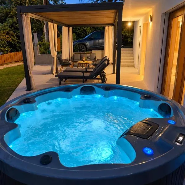 NEW! Bovec Vacation - Alpine Retreate Apartment with jacuzzi, hotel u gradu Bovec