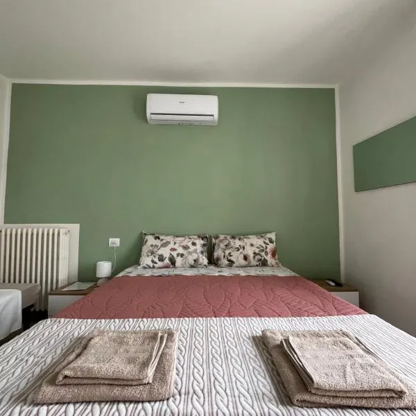 Stanza con balcone e bagno privato vicino Torino, hotel di Chieri