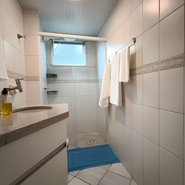 Apartamento 700m da praia, com kit praia, estacionamento e ar condicionado - Foto 3