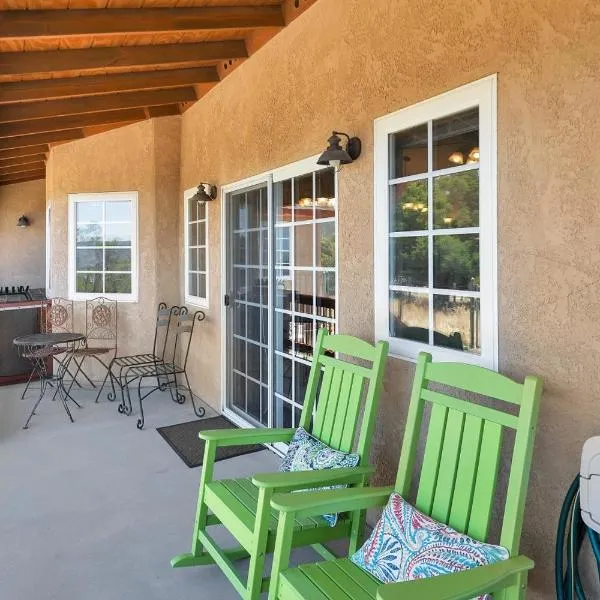 Country Hot Tub Hideaway with Amazing Views on 40 Acres: Ranchita şehrinde bir otel