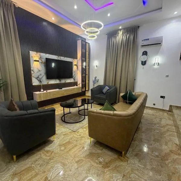 Max Ashford 3 Bedroom duplex GRA Quarters Sagamu, viešbutis mieste Sagamu